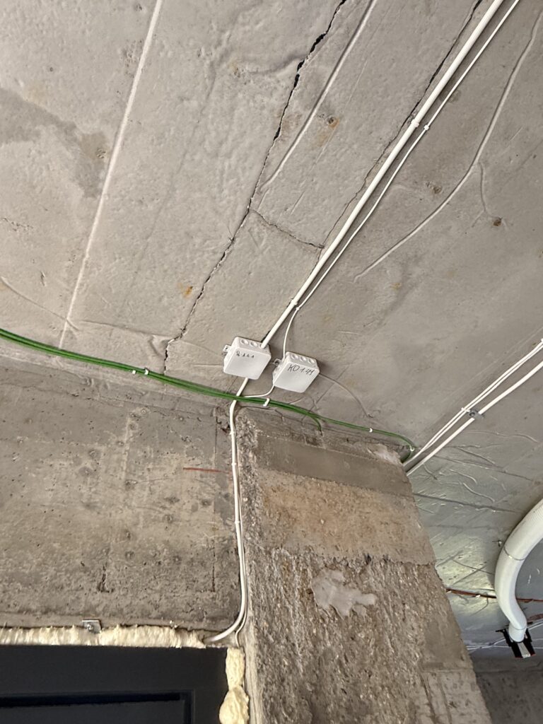 instalacja elektryczna pod inteligentny dom łączenie kontaktrony